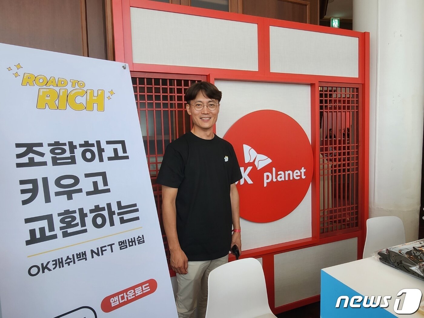 본문 이미지 - 정인철 SK플래닛 뉴비즈 팀장이 7일 서울 세빛섬에서 열린 '아발란체 하우스 인 서울' 행사 내 SK플래닛 부스에서 촬영에 임하고 있다. 사진 = 김지현 기자