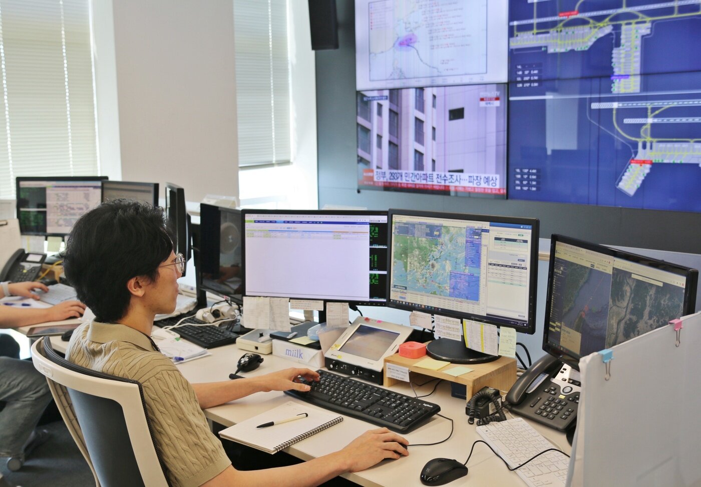 본문 이미지 - 강형석 운항관리사(에어부산 제공)