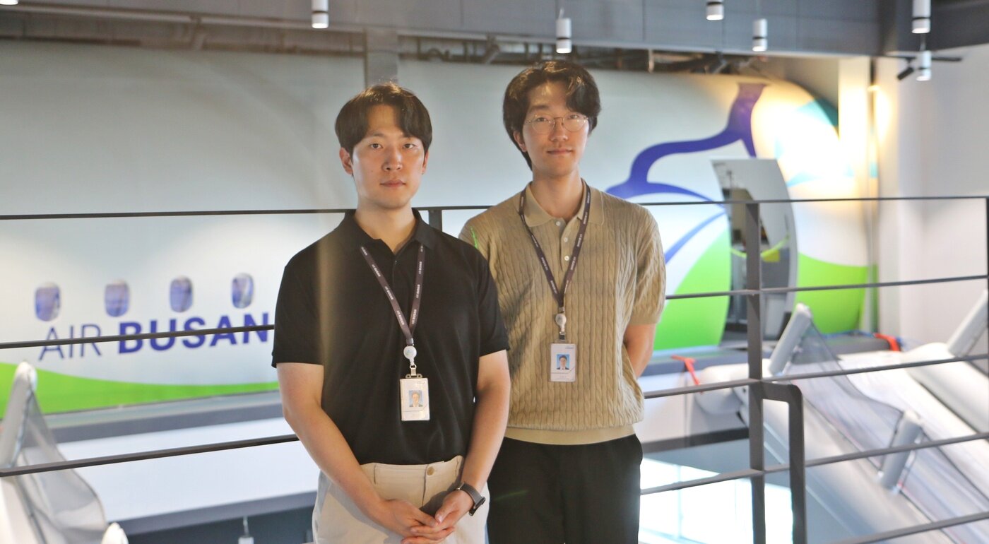 본문 이미지 - 박종성 운항관리사(왼쪽)과 강형석 운항관리사(에어부산 제공)