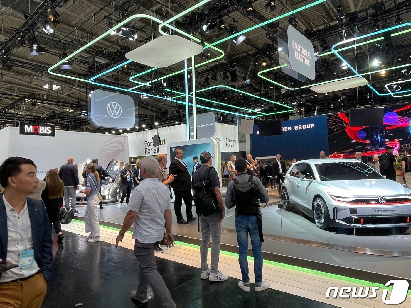 본문 이미지 -  IAA 2023 전시장에 현대모비스와 폭스바겐이 나란히 위치해 있다. 2023.9.4/뉴스1 ⓒ News1 강태우 기자