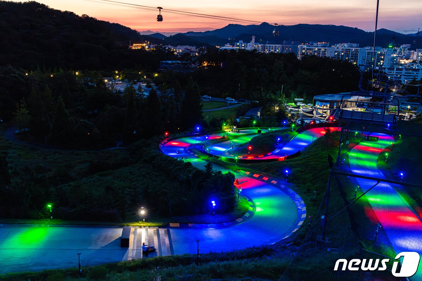 본문 이미지 - 미륵산에 조성된 루지 코스는 밤마다 화려한 조명으로 물든다(한국관광공사 제공)