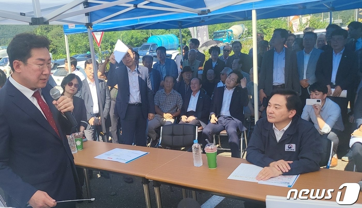 본문 이미지 - 윈희룡 국토교통부 장관이 8일 오후 강원 원주를 찾아 원강수 원주시장으로부터 흥업~지정 국도대체우회도로를 비롯한 지역도로 현안사업에 대해 설명을 듣고 있다. 2023.9.8/뉴스1 ⓒ News1 신관호 기자