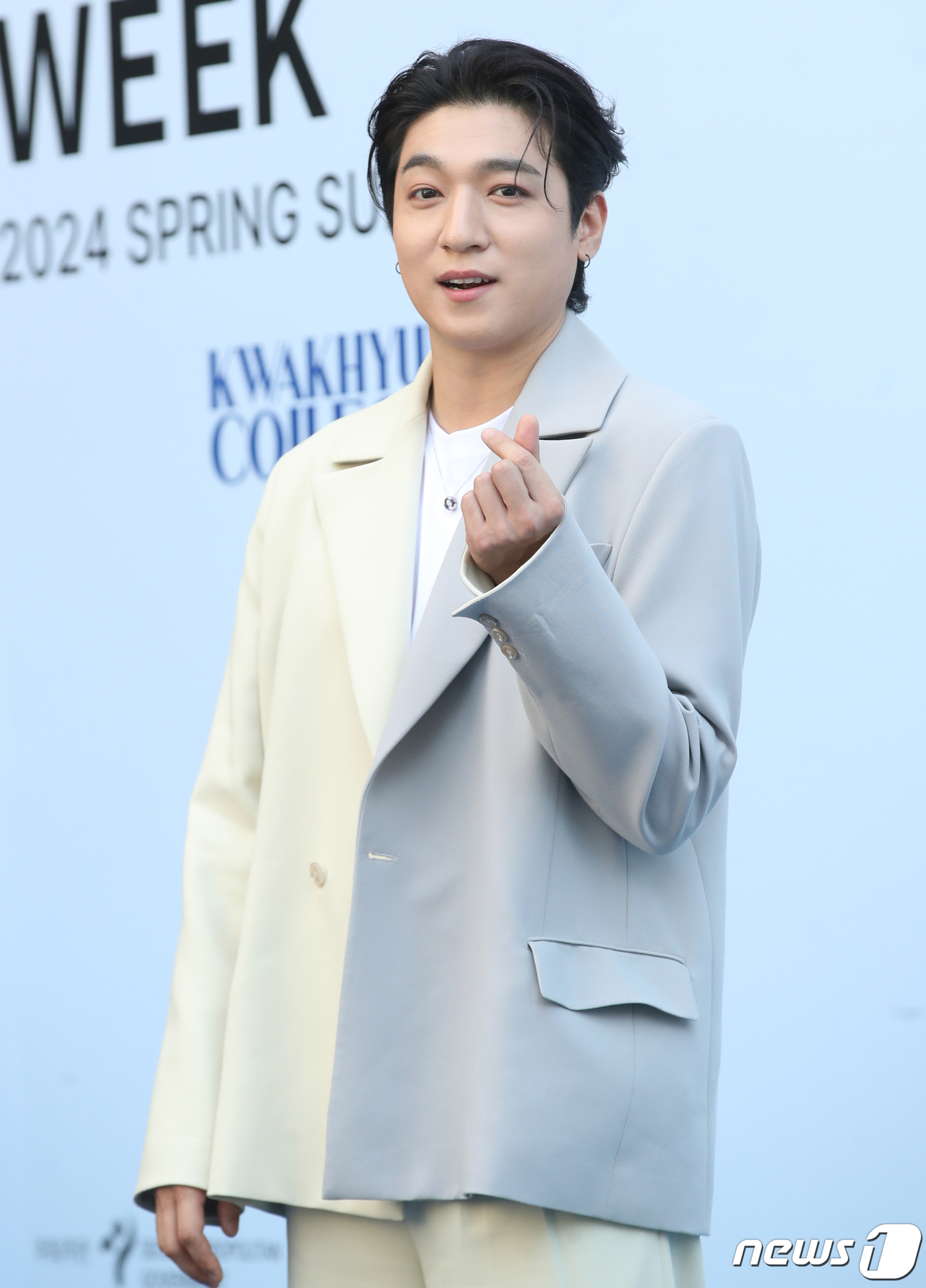 (서울=뉴스1) 권현진 기자 = 데이식스 성진이 8일 서울 중구 동대문 DDP에서 열린 ‘2024 S/S 서울패션위크’ 곽현주 컬렉션에서 포즈를 취하고 있다. 2023.9.8/뉴스 …