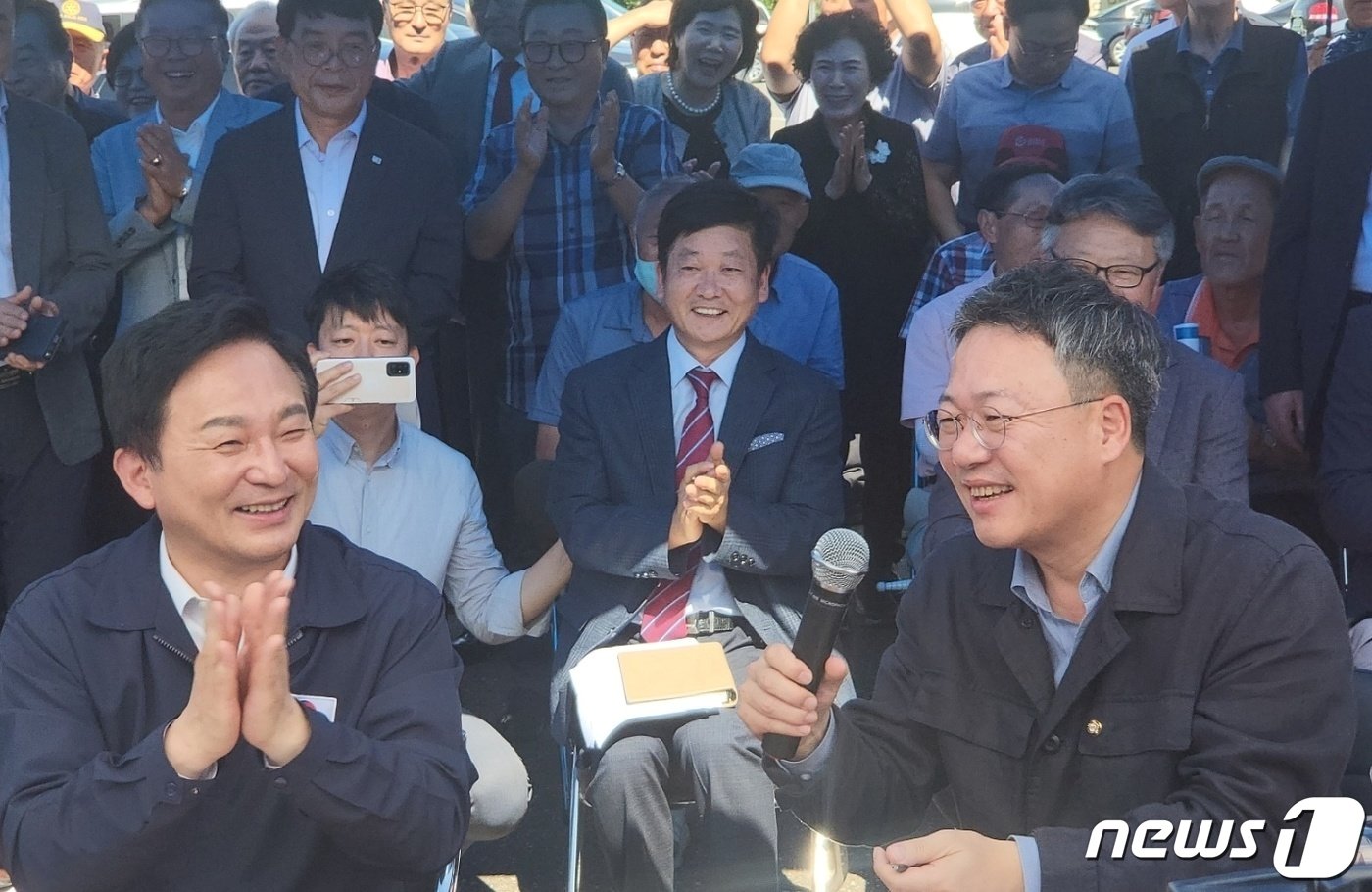본문 이미지 - 원희룡 국토교통부 장관이 8일 오후 강원 원주를 찾아 지역 도로사업에 대해 점검한 가운데 박정하 국민의힘 국회의원(원주 갑)과 의견을 나누고 있다. 2023.9.8/뉴스1 ⓒ News1 신관호 기자