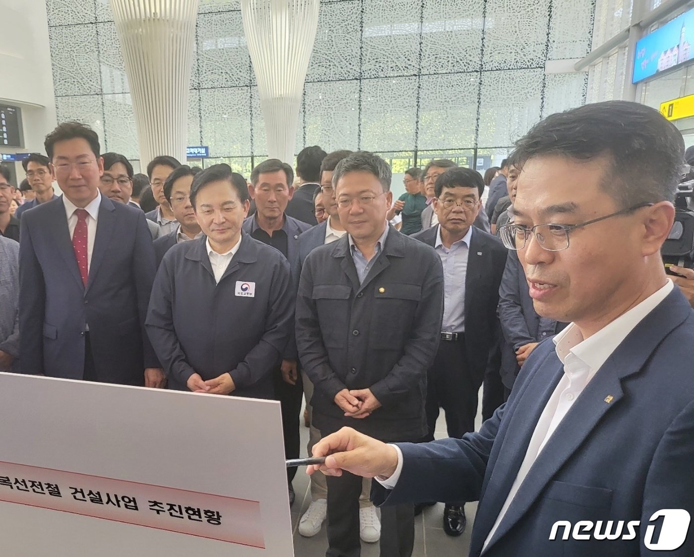 본문 이미지 - 원희룡 국토교통부 장관이 8일 오후 강원 원주시 서원주역에서 박정하 국민의힘 국회의원(원주 갑), 원강수 원주시장과 함께 여주~원주 복선전철 건설사업 추진현황에 대한 설명을 듣고 있다. 2023.9.8/뉴스1 ⓒ News1 신관호 기자