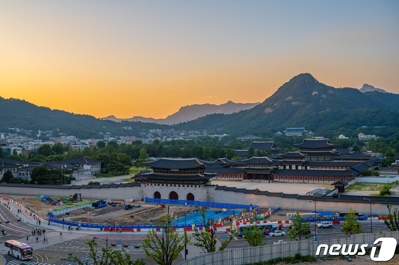 본문 이미지 - 대한민국역사박물관 8층 옥상정원에서 바라본 노을(서울관광재단 제공)