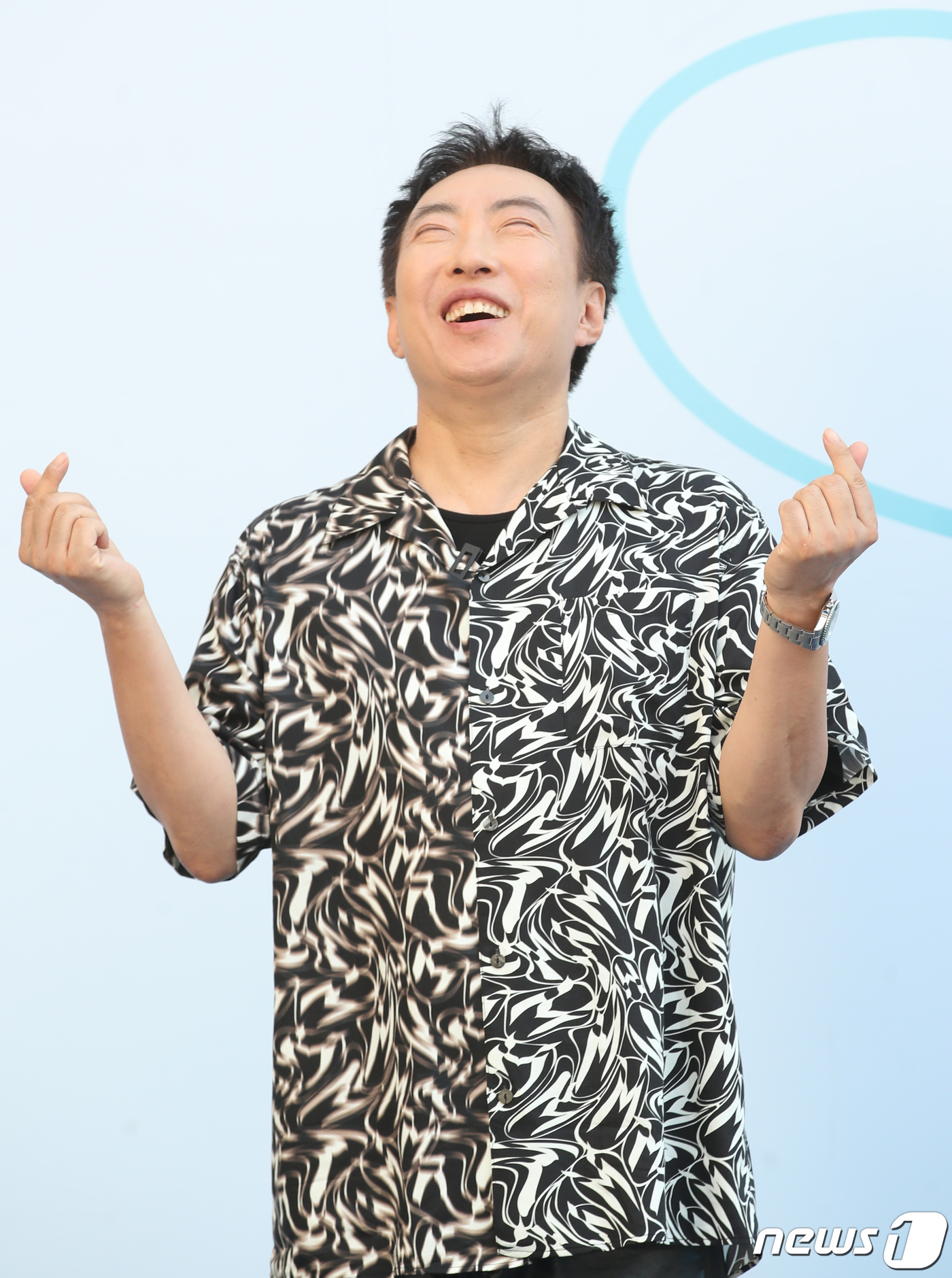 (서울=뉴스1) 권현진 기자 = 방송인 박명수가 8일 서울 중구 동대문 DDP에서 열린 ‘2024 S/S 서울패션위크’에 참석해 인사를 하고 있다. 2023.9.8/뉴스1