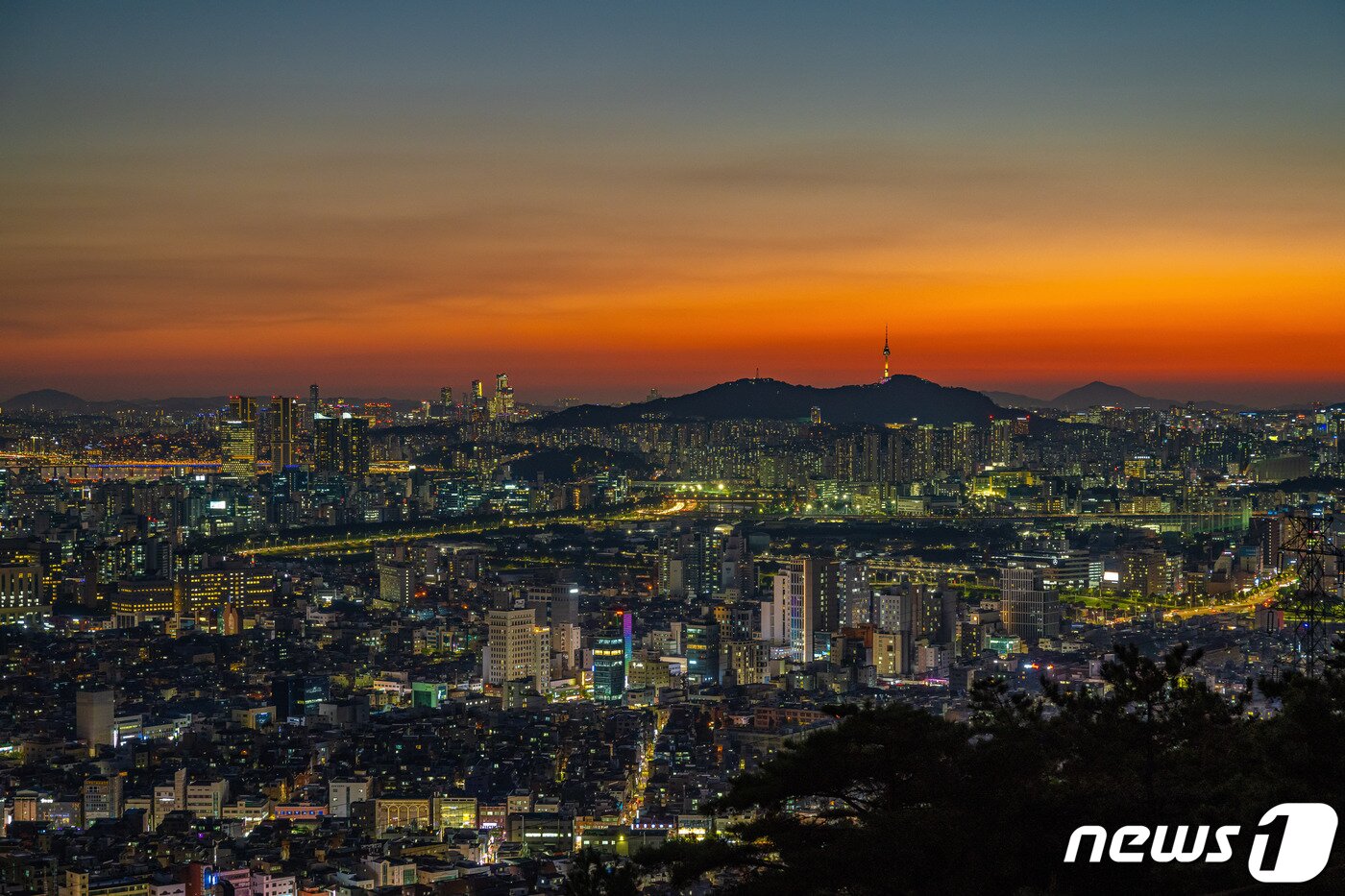 본문 이미지 - 아차산해맞이전망대에서 바라본 붉은노을과 야경(서울관광재단 제공)