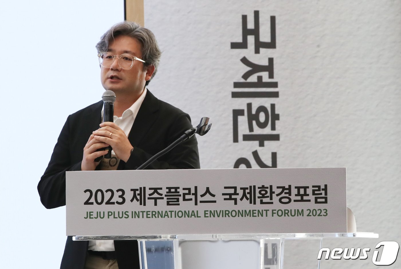 본문 이미지 - 이재승 카카오 이사가 8일 제주 서귀포시 제주국제컨벤션센터에서 열린 '2023 제주플러스 국제환경포럼'에서 발표하고 있다. 2023.9.8/뉴스1 ⓒ News1 오현지 기자