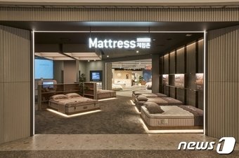 본문 이미지 -  한샘디자인파크 마포점 매트리스 체험존(한샘 제공)