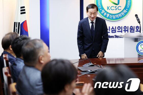 위원들에게 인사하는 류희림 신임 방심위원장