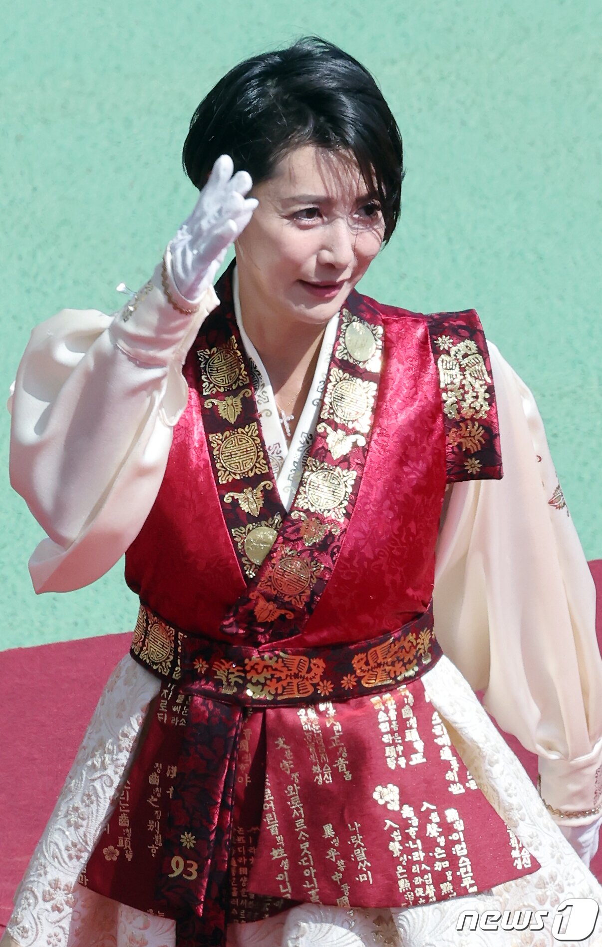 본문 이미지 - 미스코리아 출신 한성주 전 아나운서가 9일 오전 경기도 고양종합운동장에서 열린 '2023 정기 고려대학교·연세대학교 친선경기대회' 럭비 경기에서 고려대학교 입학 30주년 93학번 응원부 '포효 93' 일원으로 단상에 올라 열정적인 응원전을 이끌고 있다. 2023.9.9/뉴스1 ⓒ News1 박정호 기자