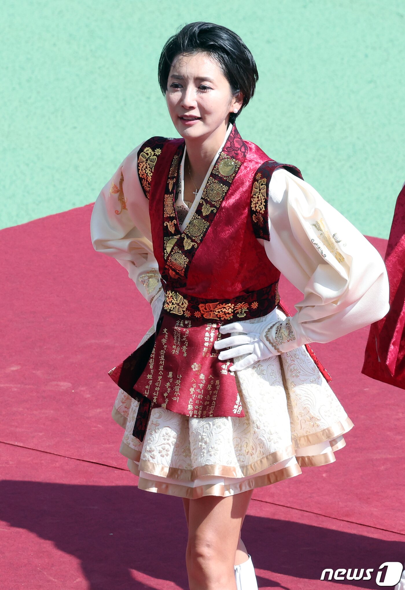 본문 이미지 - 미스코리아 출신 한성주 전 아나운서가 9일 오전 경기도 고양종합운동장에서 열린 '2023 정기 고려대학교·연세대학교 친선경기대회' 럭비 경기에서 고려대학교 입학 30주년 93학번 응원부 '포효 93' 일원으로 단상에 올라 열정적인 응원전을 이끌고 있다. 2023.9.9/뉴스1 ⓒ News1 박정호 기자