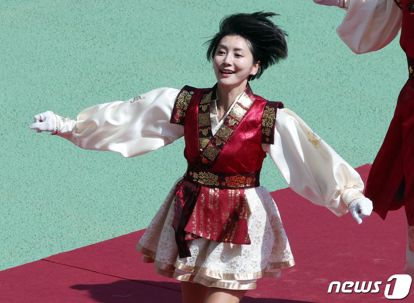 본문 이미지 - 미스코리아 출신 한성주 전 아나운서가 9일 오전 경기도 고양종합운동장에서 열린 '2023 정기 고려대학교·연세대학교 친선경기대회' 럭비 경기에서 고려대학교 입학 30주년 93학번 응원부 '포효 93' 일원으로 단상에 올라 열정적인 응원전을 이끌고 있다. 2023.9.9/뉴스1 ⓒ News1 박정호 기자