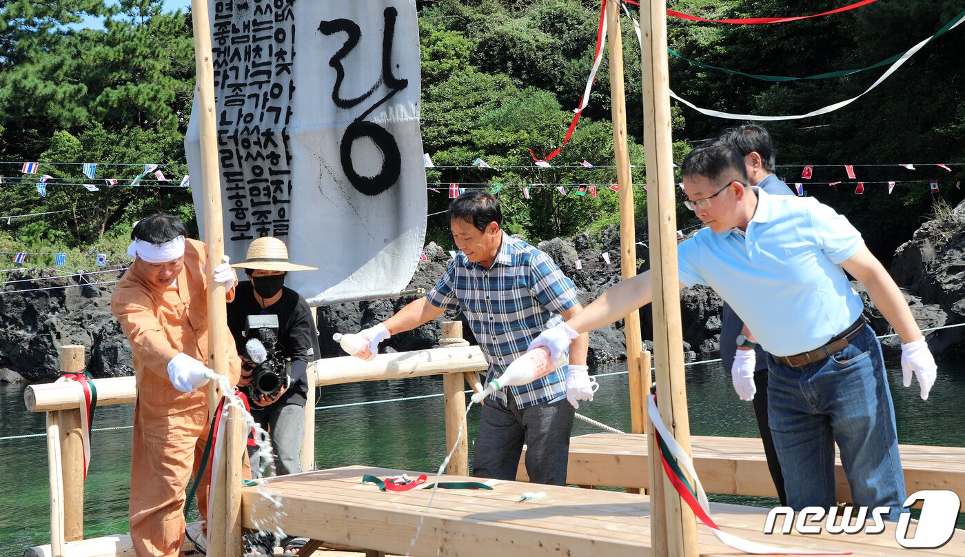 본문 이미지 - 9일 오전 제주 서귀포시 하효동 쇠소깍에서 제19회 쇠소깍 축제의 일환으로 '제주 전통배 테우 진수식'이 열리고 있다.2023.9.9./뉴스1 ⓒ News1 오미란 기자