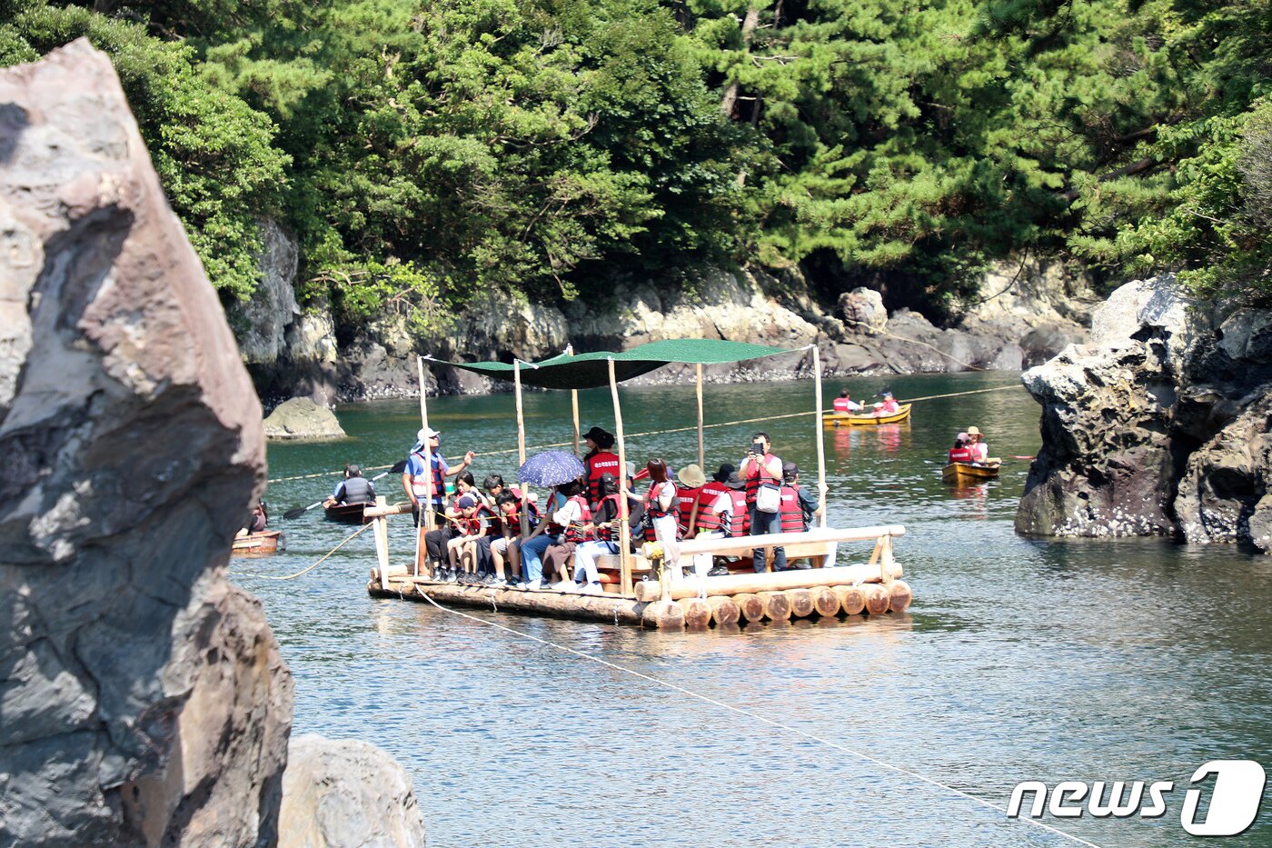 본문 이미지 - 9일 오전 제주 서귀포시 하효동 쇠소깍에서 제19회 쇠소깍 축제가 열리고 있다.2023.9.9./뉴스1 ⓒ News1 오미란 기자