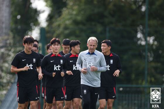 대한민국 축구 대표팀 위르겐 클린스만 감독과 선수들이 8일(현지시간) 영국 웨일스 카디프 인터내셔널 스포츠 캠퍼스에서 회복 훈련을 하고 있다. (대한축구협회 제공) 2023.9.9/뉴스1