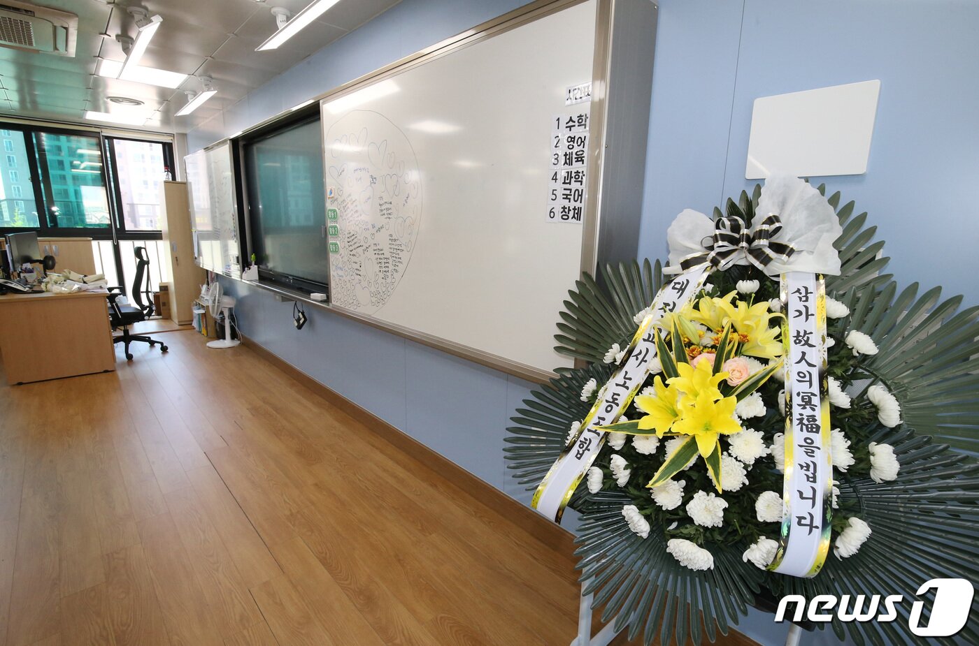본문 이미지 - 학부모로부터 악성 민원에 시달리다 극단적 선택을 한 것으로 알려진 대전 초등학교 교사의 발인이 거행된 9일 숨진 교사가 근무했던 교실에 조화가 놓여 있다. 2023.9.9/뉴스1 ⓒ News1 김기태 기자