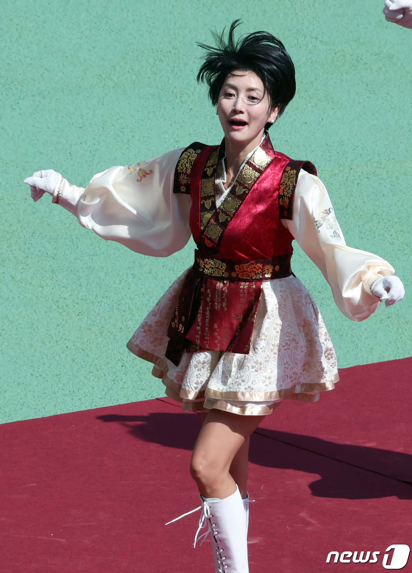 본문 이미지 - 미스코리아 출신 한성주 전 아나운서가 9일 오전 경기도 고양종합운동장에서 열린 '2023 정기 고려대학교·연세대학교 친선경기대회' 럭비 경기에서 고려대학교 입학 30주년 93학번 응원부 '포효 93' 일원으로 단상에 올라 열정적인 응원전을 이끌고 있다. 2023.9.9/뉴스1 ⓒ News1 박정호 기자