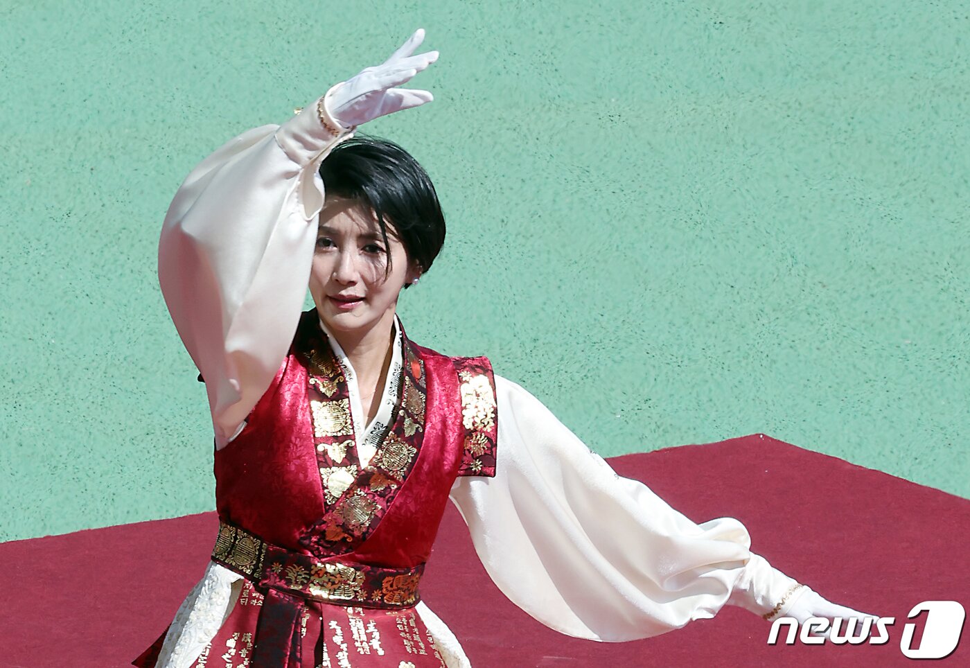본문 이미지 - 미스코리아 출신 한성주 전 아나운서가 9일 오전 경기도 고양종합운동장에서 열린 '2023 정기 고려대학교·연세대학교 친선경기대회' 럭비 경기에서 고려대학교 입학 30주년 93학번 응원부 '포효 93' 일원으로 단상에 올라 열정적인 응원전을 이끌고 있다. 2023.9.9/뉴스1 ⓒ News1 박정호 기자