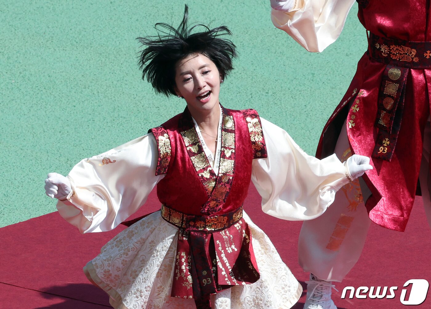 본문 이미지 - 미스코리아 출신 한성주 전 아나운서가 9일 오전 경기도 고양종합운동장에서 열린 '2023 정기 고려대학교·연세대학교 친선경기대회' 럭비 경기에서 고려대학교 입학 30주년 93학번 응원부 '포효 93' 일원으로 단상에 올라 열정적인 응원전을 이끌고 있다. 2023.9.9/뉴스1 ⓒ News1 박정호 기자