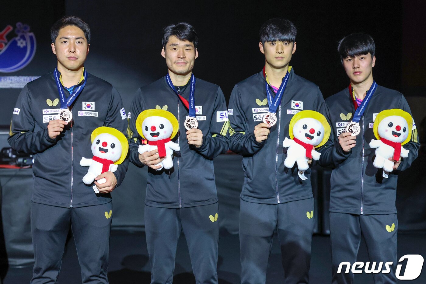 본문 이미지 - 9일 오후 강원도 평창군 평창돔경기장에서 열린 '2023 평창아시아탁구선수권대회-버터플라이' 남자복식에서 동메달을 목에 건 대한민국 선수들이 기념 촬영을 하고 있다. 왼쪽부터 임종훈, 장우진, 박강현, 안재현. 2023.9.9/뉴스1 2023.9.9/뉴스1 ⓒ News1 민경석 기자