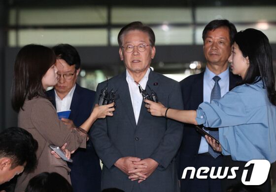 이재명 더불어민주당 대표가 9일 오후 경기 수원시 영통구 수원지방검찰청에서 쌍방울그룹 대북송금 의혹과 관련 조사를 마치고 나와 취재진의 질문에 답하고 있다. 2023.9.9/뉴스1 © News1 김영운 기자