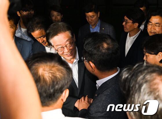 이재명 더불어민주당 대표가 9일 오후 경기 수원시 영통구 수원지방검찰청에서 쌍방울그룹 대북송금 의혹과 관련 조사를 마치고 나와 동료 의원들과 인사를 하고 있다. (공동취재) 2023.9.9/뉴스1 © News1 김영운 기자