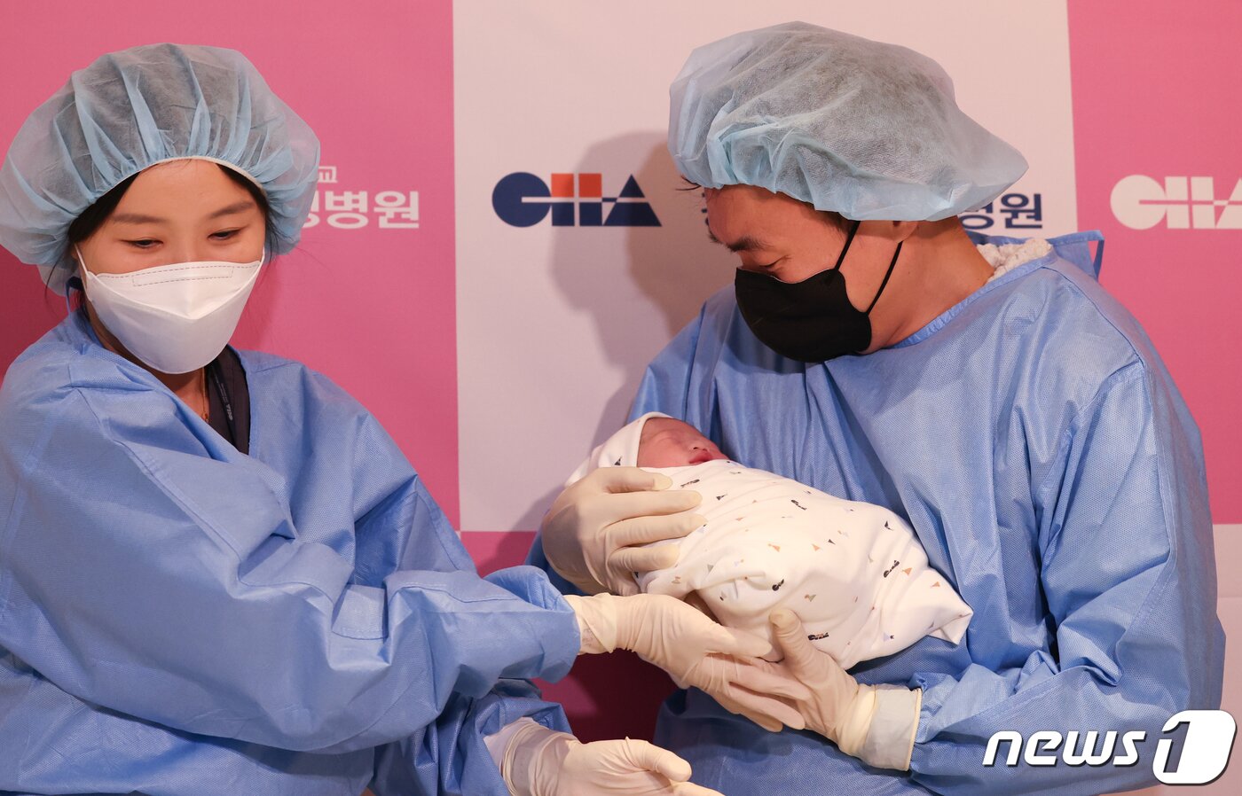 본문 이미지 - 2024년 갑진년(甲辰年) 새해 첫 날인 1일 새벽 서울 강남구 차여성병원에서 산모 임아연(38세)씨와 이주홍(44세)씨 사이에서 태어난 남아 아홍(태명)이가 아빠 품에 안기고 있다. 2024.1.1/뉴스1 ⓒ News1 허경 기자