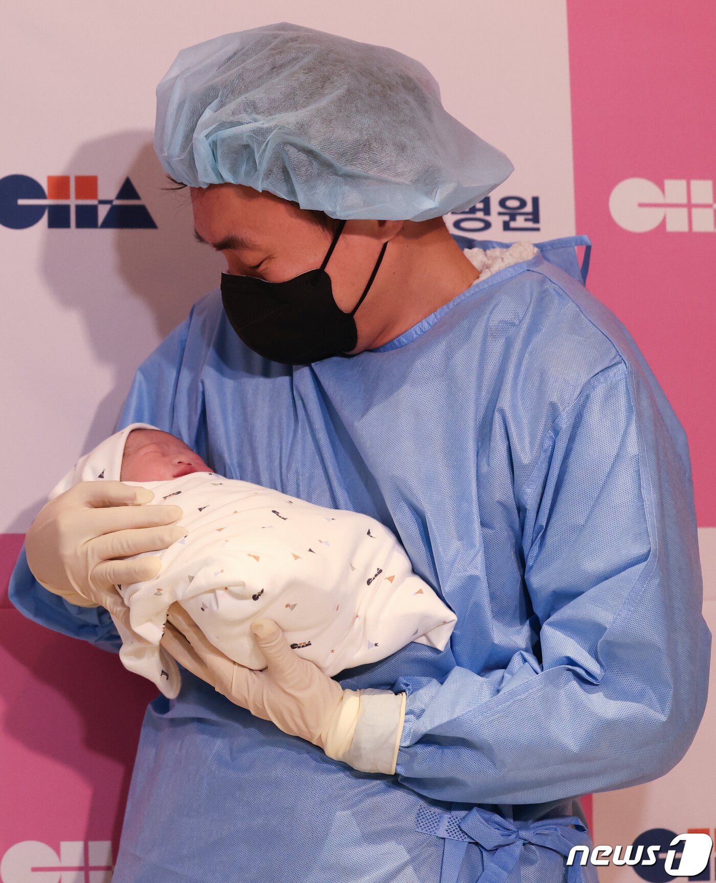 본문 이미지 - 2024년 갑진년(甲辰年) 새해 첫 날인 1일 새벽 서울 강남구 차여성병원에서 산모 임아연(38세)씨와 이주홍(44세)씨 사이에서 태어난 남아 아홍(태명)이가 아빠 품에 안기고 있다. 2024.1.1/뉴스1 ⓒ News1 허경 기자