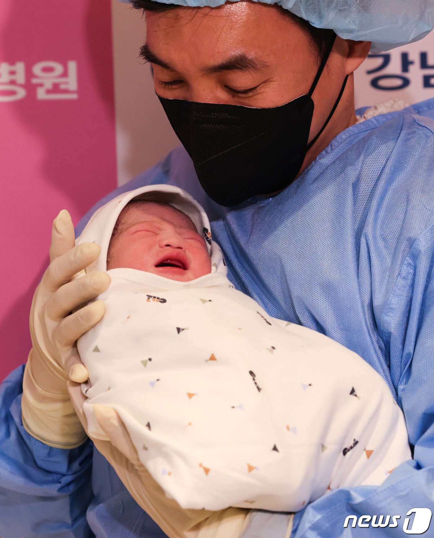 본문 이미지 - 2024년 갑진년(甲辰年) 새해 첫 날인 1일 새벽 서울 강남구 차여성병원에서 산모 임아연(38세)씨와 이주홍(44세)씨 사이에서 태어난 남아 아홍(태명)이가 아빠 품에 안기고 있다. 2024.1.1/뉴스1 ⓒ News1 허경 기자