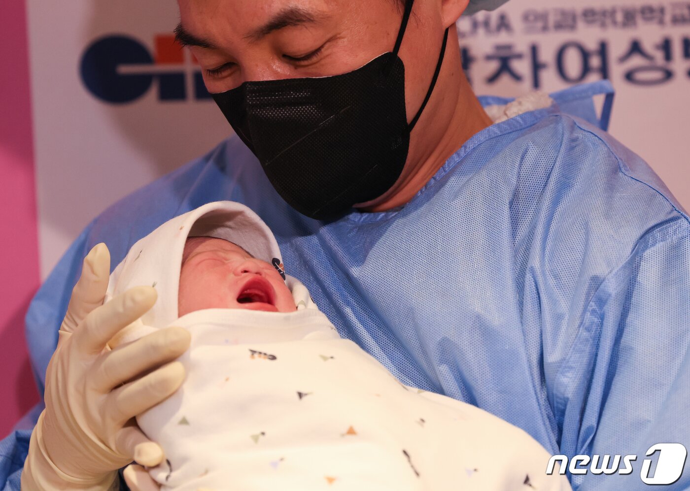 본문 이미지 - 2024년 갑진년(甲辰年) 새해 첫 날인 1일 새벽 서울 강남구 차여성병원에서 산모 임아연(38세)씨와 이주홍(44세)씨 사이에서 태어난 남아 아홍(태명)이가 아빠 품에 안기고 있다. 2024.1.1/뉴스1 ⓒ News1 허경 기자