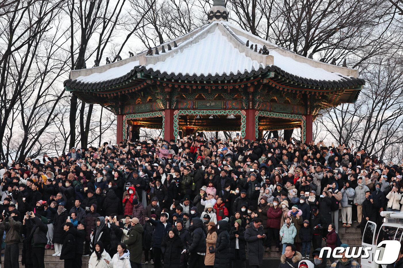 본문 이미지 - 갑진년(甲辰年) 새해 첫날인 1일 오전 서울 남산에서 시민들이 일출을 바라보고 있다. 2024.1.1/뉴스1 ⓒ News1 신웅수 기자