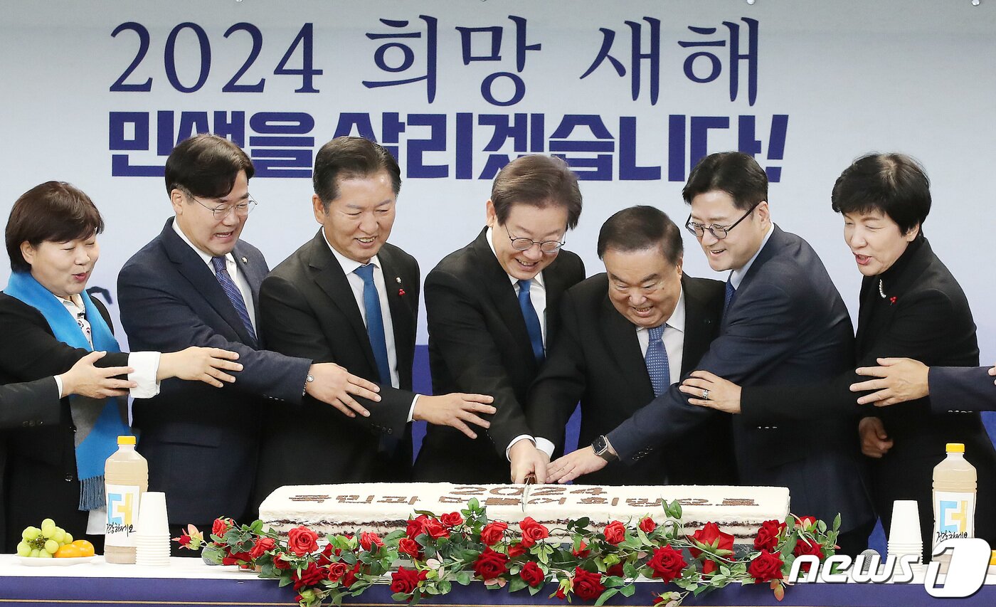 본문 이미지 - 이재명 더불어민주당 대표, 문희상 상임고문 등 참석자들이 1일 오전 서울 여의도 민주당 중앙당사에서 열린 2024년 신년인사회에서 떡 케이크 커팅식을 하고 있다. 왼쪽부터 서영교 의원, 박찬대 의원, 정청래 최고위원, 이 대표, 문 상임고문, 홍익표 원내대표, 김영주 국회부의장,. 2024.1.1/뉴스1 ⓒ News1 임세영 기자