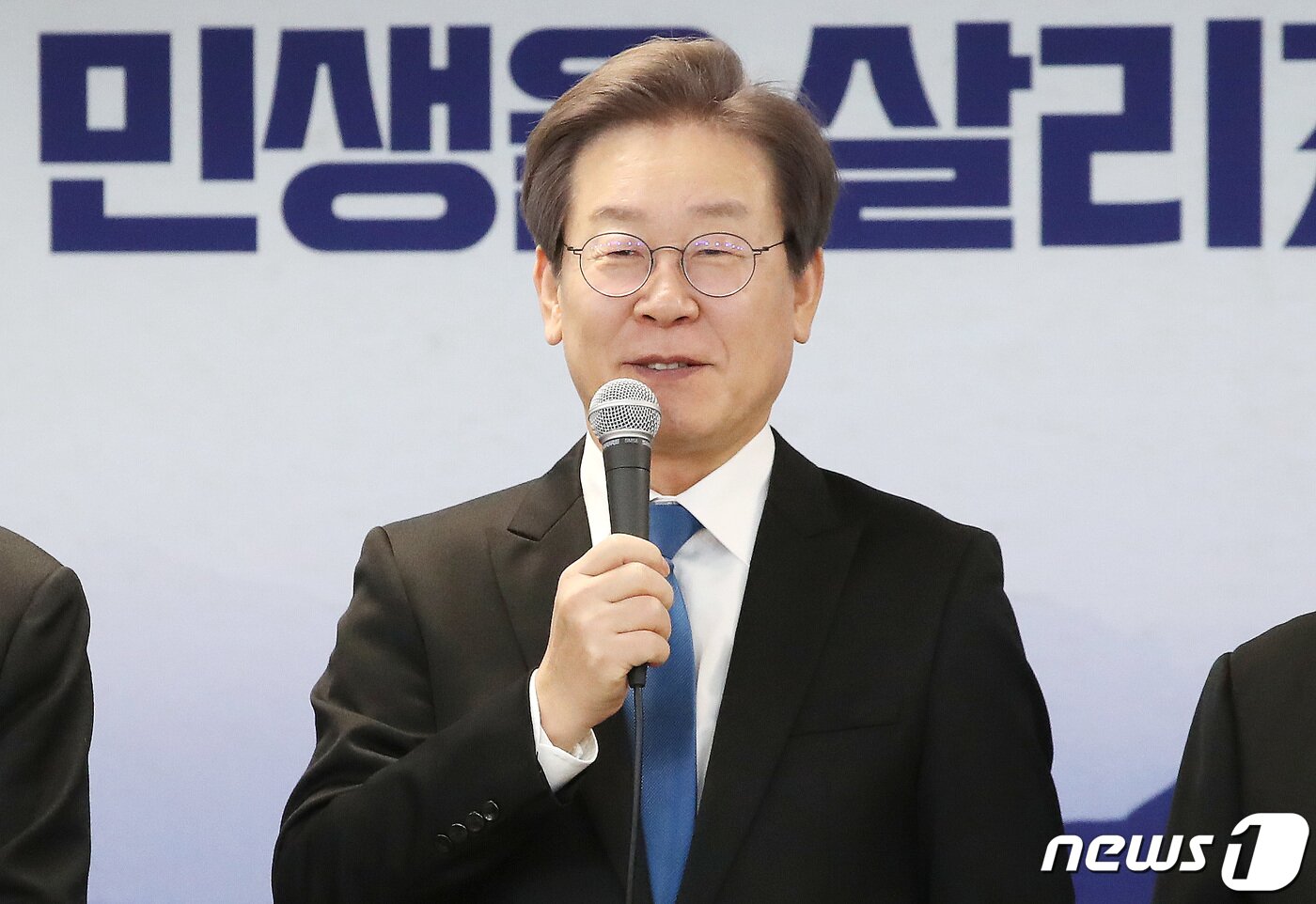 본문 이미지 - 이재명 더불어민주당 대표가 1일 오전 서울 여의도 민주당 중앙당사에서 열린 2024년 신년인사회에서 인사말을 하고 있다. 2024.1.1/뉴스1 ⓒ News1 임세영 기자