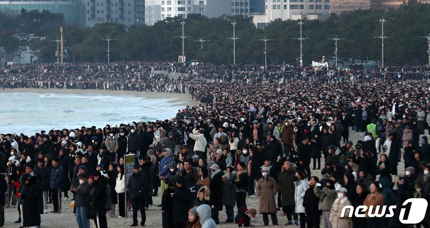 2024년 갑진년&#40;甲辰年&#41; 새해 첫날인 1일 오전 부산 해운대해수욕장에서 시민들이 새해 첫 해돋이를 기다리고 있다. 2024.1.1/뉴스1 ⓒ News1 윤일지 기자