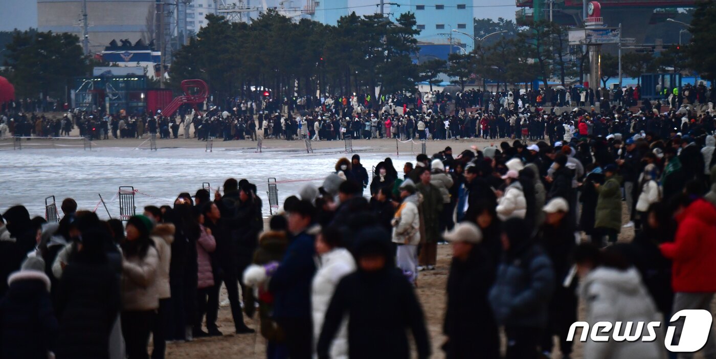 본문 이미지 - 갑진년 새해 첫 날인 1일 경북 포항시 북구 영일대해수욕장에서 관광객들이 일출을 기다리고 있다.2024.1.1/뉴스1 ⓒ News1 최창호 기자