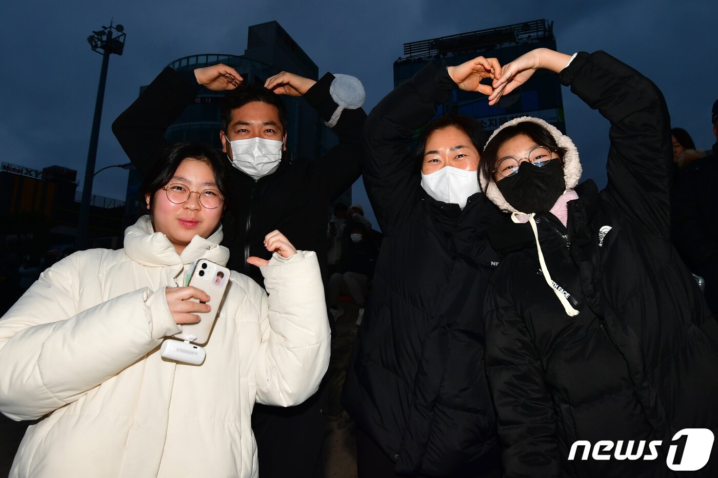 본문 이미지 - 갑진년 새해 첫 날인 1일 경북 포항시 북구 영일대해수욕장에서 해맞이를 기다리던 한 가족이 한해 소원을 빌고 있다.2024.1.1/뉴스1 ⓒ News1 최창호 기자