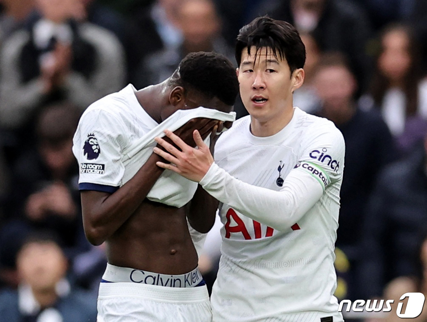 (런던 로이터=뉴스1) 우동명 기자 = 토트넘의 손흥민이 31일 (현지시간) 영국 런던 토트넘 홋스퍼 스타디움에서 열린 EPL 본머스와 경기서 선제골을 넣은 뒤 부상을 당한 파페 …