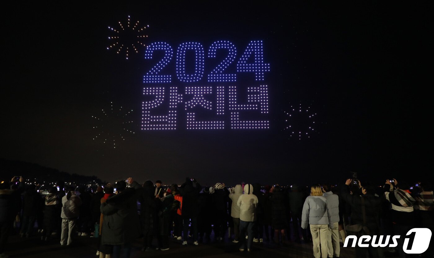 본문 이미지 - 1일 울산 간절곶 해돋이 행사에서 2024 갑진년을 알리는 드론 1000대의 공연이 펼쳐지고 있다.2024.1.1/뉴스1 ⓒ News1 김지혜기자