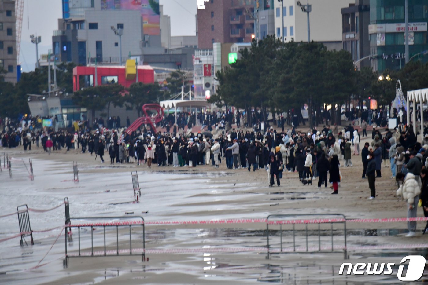 본문 이미지 - 갑진년 새해 첫 날인 1일 경북 포항시 북구 영일대해수욕장에 해맞이객들의 안전을 위해 펜스가 설치돼 있다. 경찰은 이날 안전과 질서유지를 위해 200여명을 배치했다. 2024.1.1/뉴스1 ⓒ News1 최창호 기자