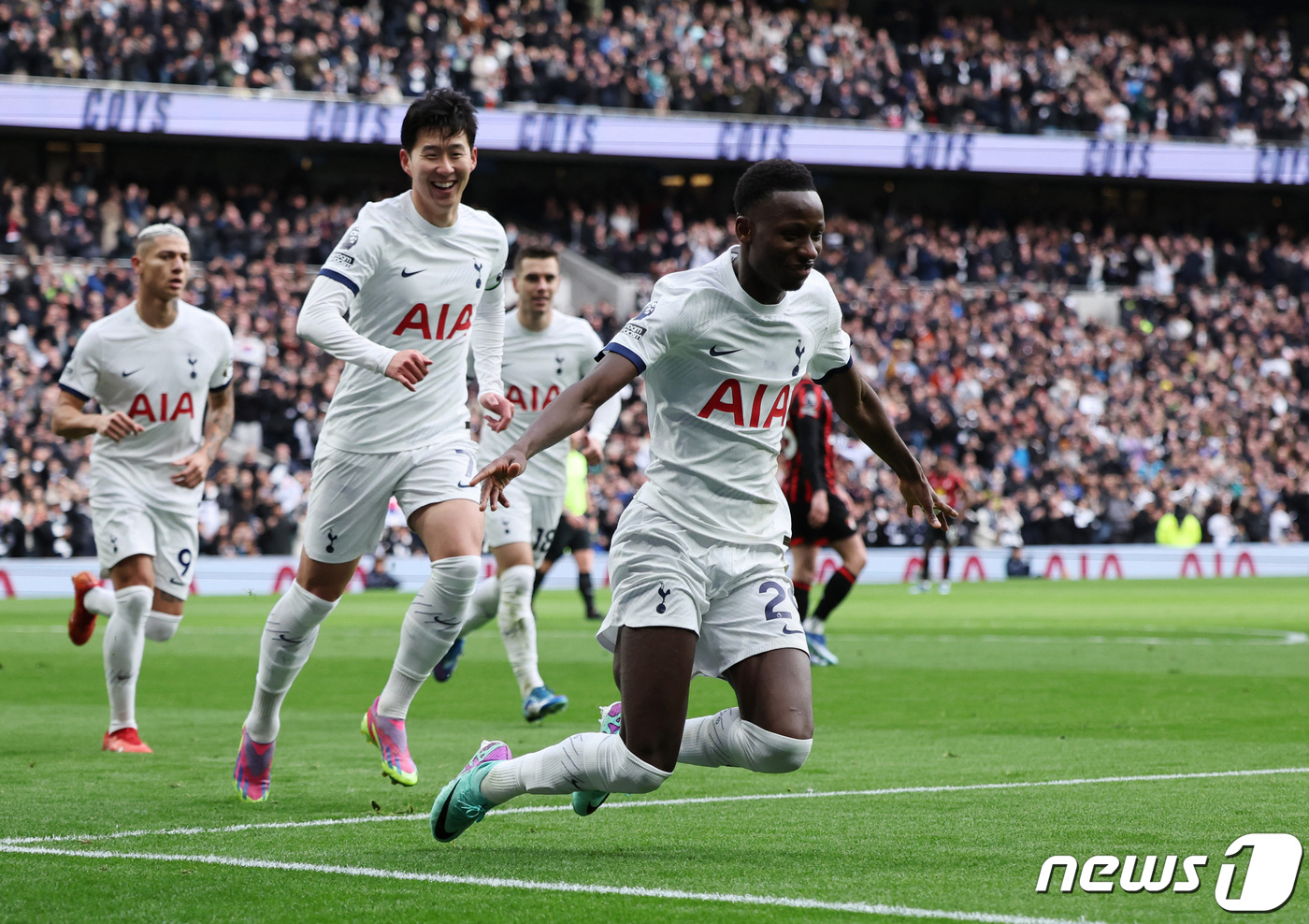 (런던 로이터=뉴스1) 우동명 기자 = 토트넘의 손흥민이 31일 (현지시간) 영국 런던 토트넘 홋스퍼 스타디움에서 열린 EPL 본머스와 경기서 선제 골을 넣은 파페 사르와 기뻐하고 …