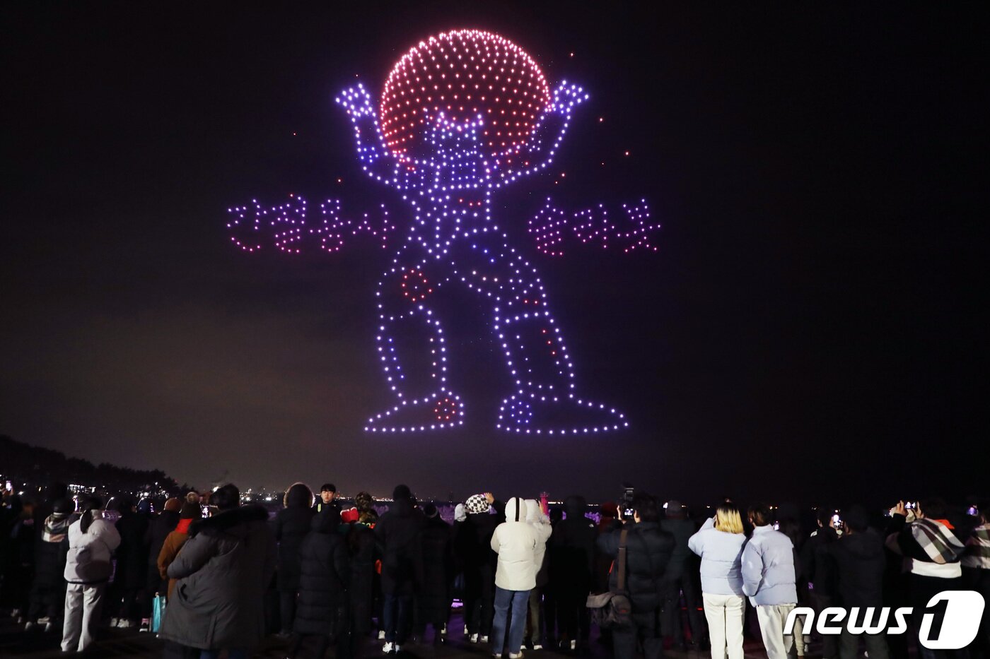 본문 이미지 - 1일 울산 울주군 간절곶에서 새해를 기념해 열린 1000대의 드론이 동원된 드론쇼 공연이 펼쳐졌다. 드론쇼에 간절곶 상상공간에 전시되고 있는18M 크기의 세계 최대 규모 정크아트 조형물 '솔라봇'이 등장했다.2024.1.1/뉴스1 ⓒ News1 김지혜 기자