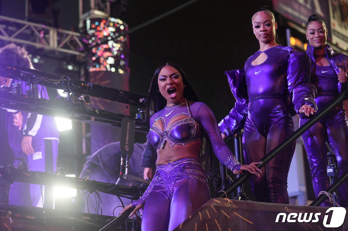 본문 이미지 - 지난달 31일(현지시간) 2024년 새해를 앞두고 미국 뉴욕 타임스퀘어에서 신년맞이 행사가 진행되고 있다. ⓒ 로이터=뉴스1 ⓒ News1 이유진 기자