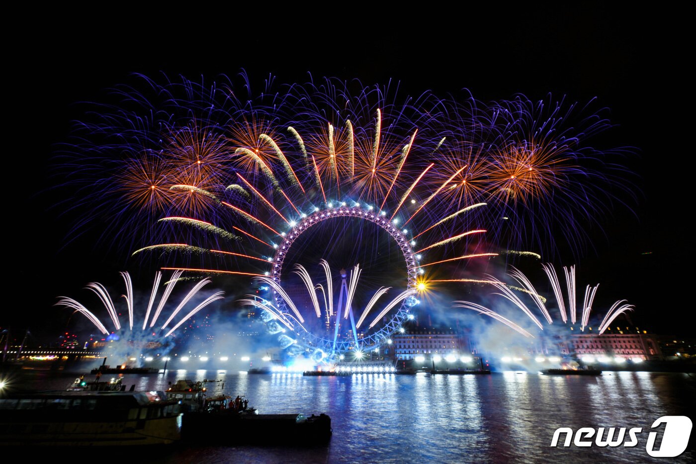 본문 이미지 - 1일(현지시간) 영국 런던에서 2024년 새해를 기념하는 불꽃놀이 행사가 열렸다. 관광 명소인 대관람차 '런던 아이'를 배경으로 화려한 불꽃이 수를 놓고 있다. ⓒ 로이터=뉴스1 ⓒ News1 이유진 기자