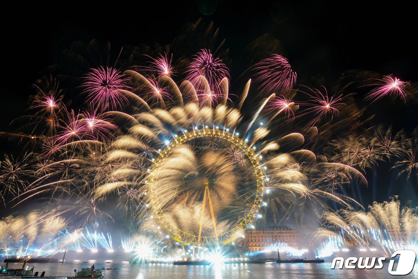 본문 이미지 - 1일(현지시간) 영국 런던에서 2024년 새해를 기념하는 불꽃놀이 행사가 열렸다. 관광 명소인 대관람차 '런던 아이'를 배경으로 화려한 불꽃이 밤하늘을 장식하고 있다. ⓒ 로이터=뉴스1 ⓒ News1 이유진 기자