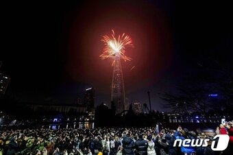 본문 이미지 - 롯데월드타워 '2024년 신년 카운트다운'(롯데월드타워 제공)