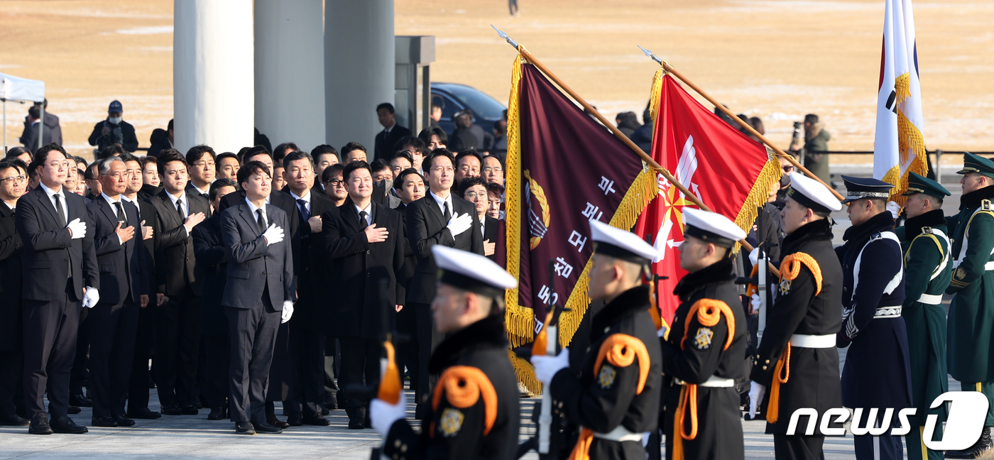 (서울=뉴스1) 민경석 기자 = '개혁신당' 창당을 선언한 이준석 전 국민의힘 대표가 1일 오전 서울 동작구 국립서울현충원을 찾아 참배에 앞서 국기에 대한 경례를 하고 있다. 20 …