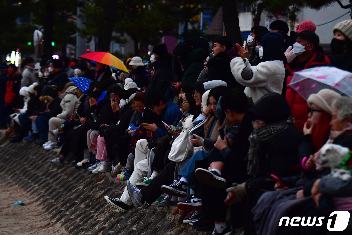  갑진년 새해 첫 날인 1일 경북 포항시 북구 영일대해수욕장에서 전국에서 모인 해맞이객이 일출을 기다리고 있다.2024.1.1/뉴스1 ⓒ News1 최창호 기자