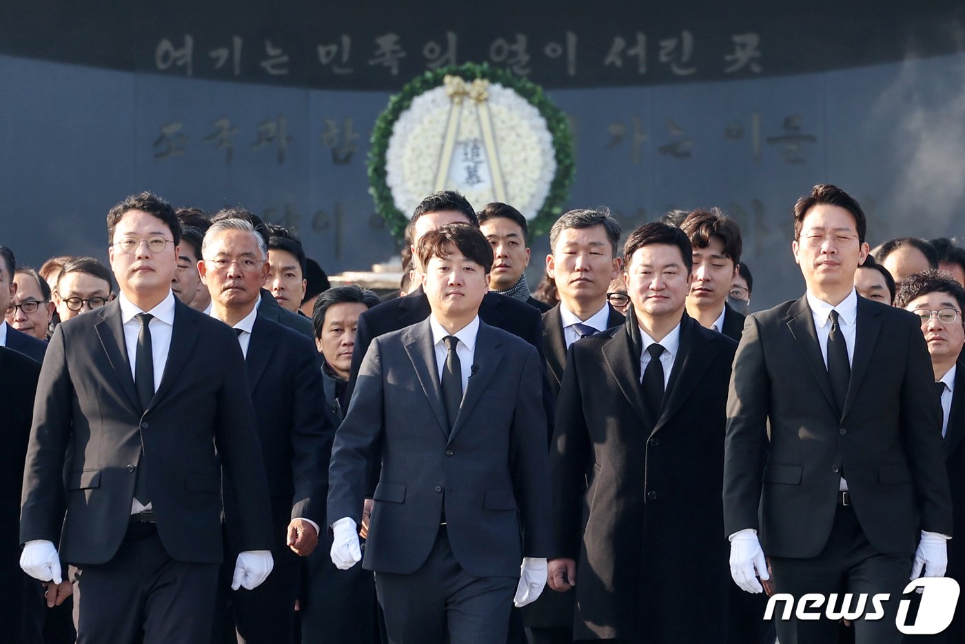 본문 이미지 - '개혁신당' 창당을 선언한 이준석 전 국민의힘 대표가 1일 오전 서울 동작구 국립서울현충원을 찾아 참배를 마친 뒤 걸음을 옮기고 있다. 2024.1.1/뉴스1 ⓒ News1 민경석 기자